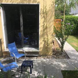 Private Studio with garden & free parking, hotell sihtkohas Köniz