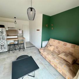 Studio avec extérieur ombragé, hotel in Saint-Marcel-lès-Valence