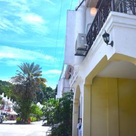 2-Story Family Home for 10 Guests, 10 minute Drive to Int'l Airport