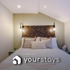 Foden's House by YourStays - 2 Bedroom Cottage in Sandbach with gorgeous dining room extension, High end finish, Hotel in Sandbach