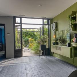 Bijzonder stadshuis met diepe moderne tuin., hotel in Alphen aan den Rijn