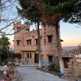 Kështjella Myftari, hotel di Patos