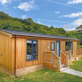 Dovestone Luxury Lodges sleeps 4- pet free, hotel in Oldham