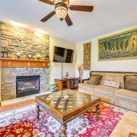 3 Mi to Carowinds: Retreat w/ On-Site Fishing, hotel v destinaci Fort Mill