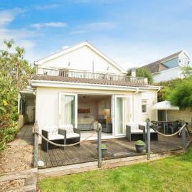 Stylish apartment - 2 min walk from Ogmore by sea beach with private garden, sea views & stunning sunsets, dog friendly