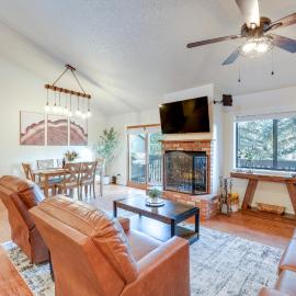 Cozy Flagstaff Condo in Country Club Community!, hotel Flagstaffban