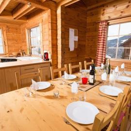 Chalet mitoyen traditionnel 12 personnes avec WiFi à La Tania, Hotel in La Tania