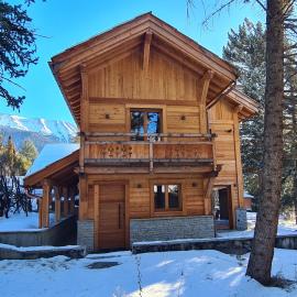Chalet neuf Eterlou 130 m carrés 5 chambres 10 couchages à Serre Chevalier, Hotel in Saint-Chaffrey