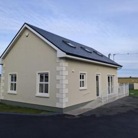 Warm Spacious Three Bed Chalet, Hotel in Galway