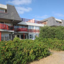 Duinzicht, ruim appartement met terras op de begane grond nabij strand, hotel in Buren