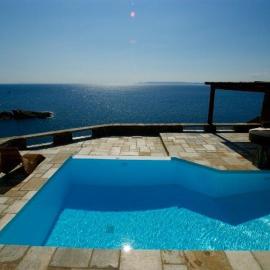 Waterfront Villa with private pool, Hotel in Melissaki