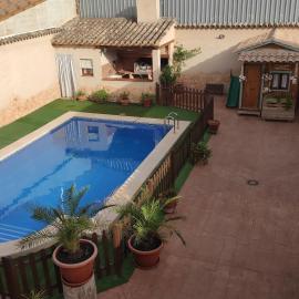 CASA RURAL LOS ABUELOS COMPLEJO CON PISCINA COMPARTIDA ,a, Hotel in Argamasilla de Alba
