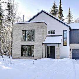 Modern Luxury 4-Bedroom Home by Mont-Tremblant Ski Resort, hotel en Lac-Supérieur