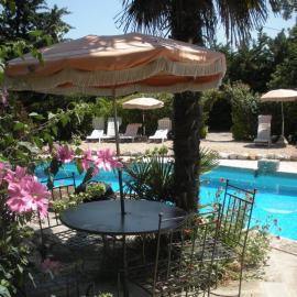 Gites Climatisés Piscine Chauffée La Balancelle, hôtel à Saint-Rémy-de-Provence