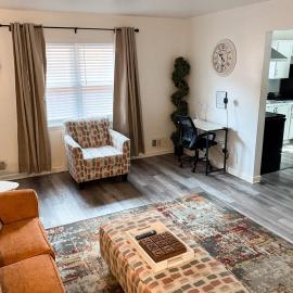 Studio B -Cozy home mins from Airport, Uptown and Downtown