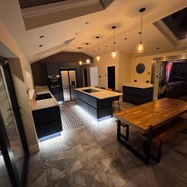The Bungalow by The Garden Spa Stays, 4 bed, Sauna - Hot Tub - Ice Bath, hotel a Radstock