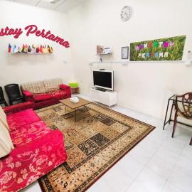Homestay Pertama, hotel in Parit Raja