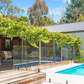 Hil & Jack='s Riverfront Cabin, Merrijig Mt Buller: Merrijig şehrinde bir otel