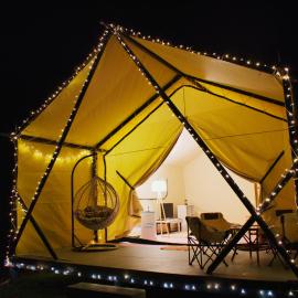 Hawun Glamping with Private Pool, hotelli kohteessa Tamparuli