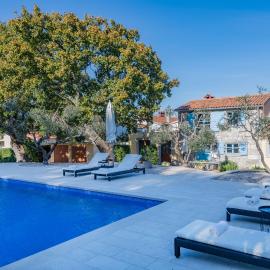 Villa Viktor, a wonderful rustic villa close to the beach โรงแรมในKrapan