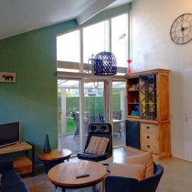 Vakantiewoning met serre en airconditioning、Tzummarumのホテル