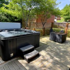 Spacious Oak Cabin with Hot Tub - Devon, hotel i Chudleigh