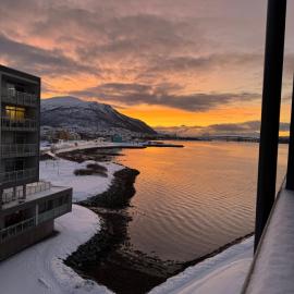 Apartment with sea view on top floor