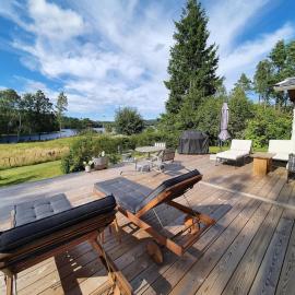 Peaceful home in cozy cabin by the lake, hotel a Hyssna