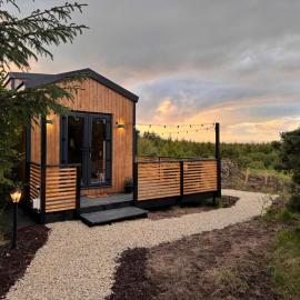 Fiadh Rua Cabin - with Private Outdoor Hottub Pet Friendly, Hotel in Kinlough