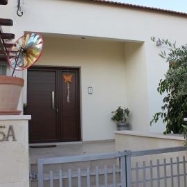 Modern spotless house with full privacy and WiFi in Aglantzia Nicosia, hotel in Aglantzia