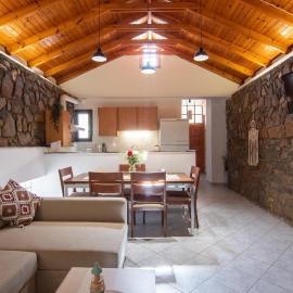 Traditional Stone House, hotell i Moúdhros