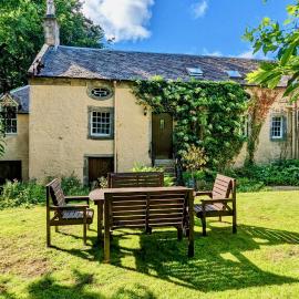 Historic 1600 Cottage with Hot Tub, Private Estate, khách sạn ở Stirling