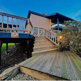 Lakeland Lodge 400 year old Bavarian Lodge with Private Hot Tub Pet Friendly, Hotel in Kinlough
