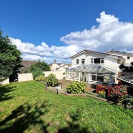 Spacious Four Bedroom House, 3 min walk to beach
