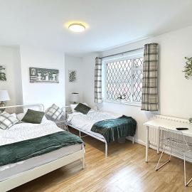 3 Twin Bedrooms 3 bathrooms Entire House Sleeps 10 Driveway Parking near Coventry University and City Center, viešbutis Koventryje