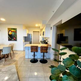 Top-floor overlooking uptown with AC & parking