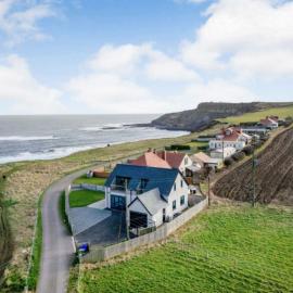 Luxury 4-Bedroom Beachfront Home with Hot Tub & Games Room, hotel a Cayton
