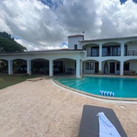 Vipingo Ridge Luxury 4-Bedroom Villa with Pool & Sea Views, khách sạn ở Vipingo