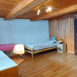 Zimmer mit Balkon auf Bauernhof, ξενοδοχείο σε Fahrni