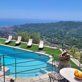 Cozy pool-side house with sea view, hotel em Rapallo