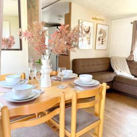 Harwich - Caravan - Sleeps 10 - Garden - Pool, hotel sa Harwich