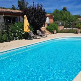 Camps-la-Source에 위치한 호텔 Maison et piscine privée au coeur de la Provence verte