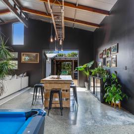 The Black Barn - 2 Bedrooms、Kumeuのホテル