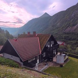 Fritt beliggende stor enebolig med høy standard, hotel in Rjukan
