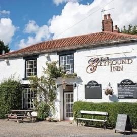 The Greyhound, Hackforth Near Bedale، فندق في Hackforth