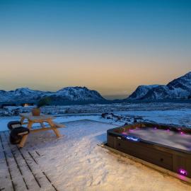 New amazing cabin with spectacular view and jacuzzi in the heart of Lofoten: Lyngværet şehrinde bir otel