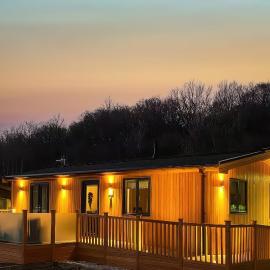 Dovestone Luxury Lodges sleeps 4 - pets welcome, отель в городе Олдем