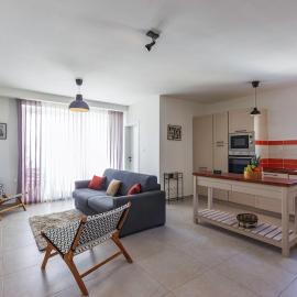 Central 2BR, sunny terrace and top location close to Beach, hotel in Is-Swieqi