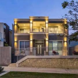 Luxury Beachside Residence, מלון בCoogee
