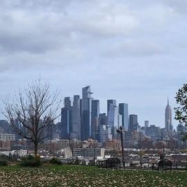 Comfy apt with skyline front view Mins away from NYC, hotel in Jersey City